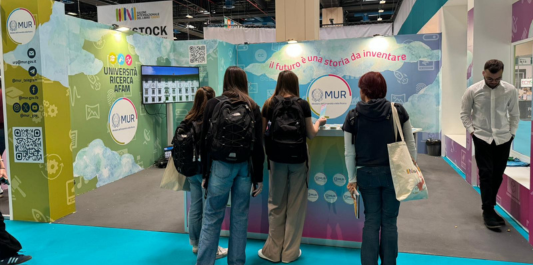 Al Salone del Libro di Torino 2025, scienza protagonista: Einstein Telescope, giochi interattivi e nuove iniziative per giovani da MUR e INFN